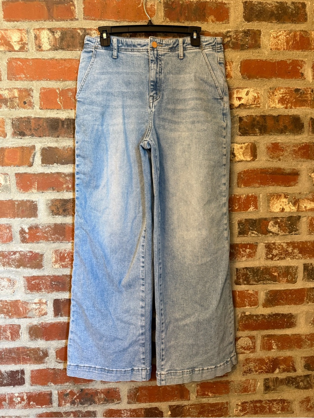 P130 - High-Rise Light Blue Wide-Leg Women's Jeans